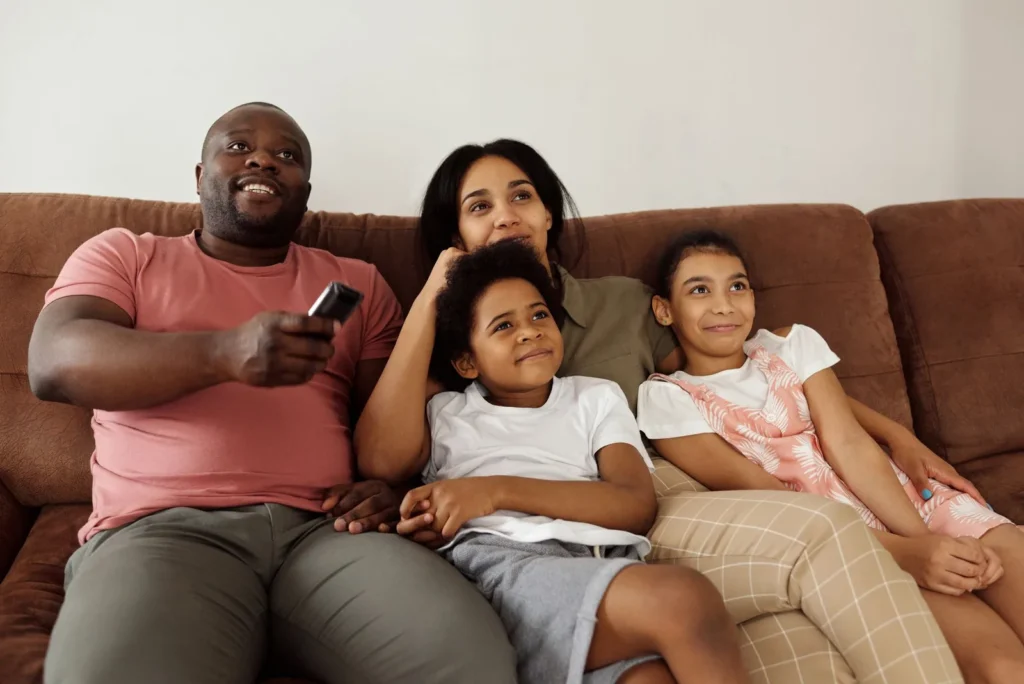 Familia viendo televisión en el salón