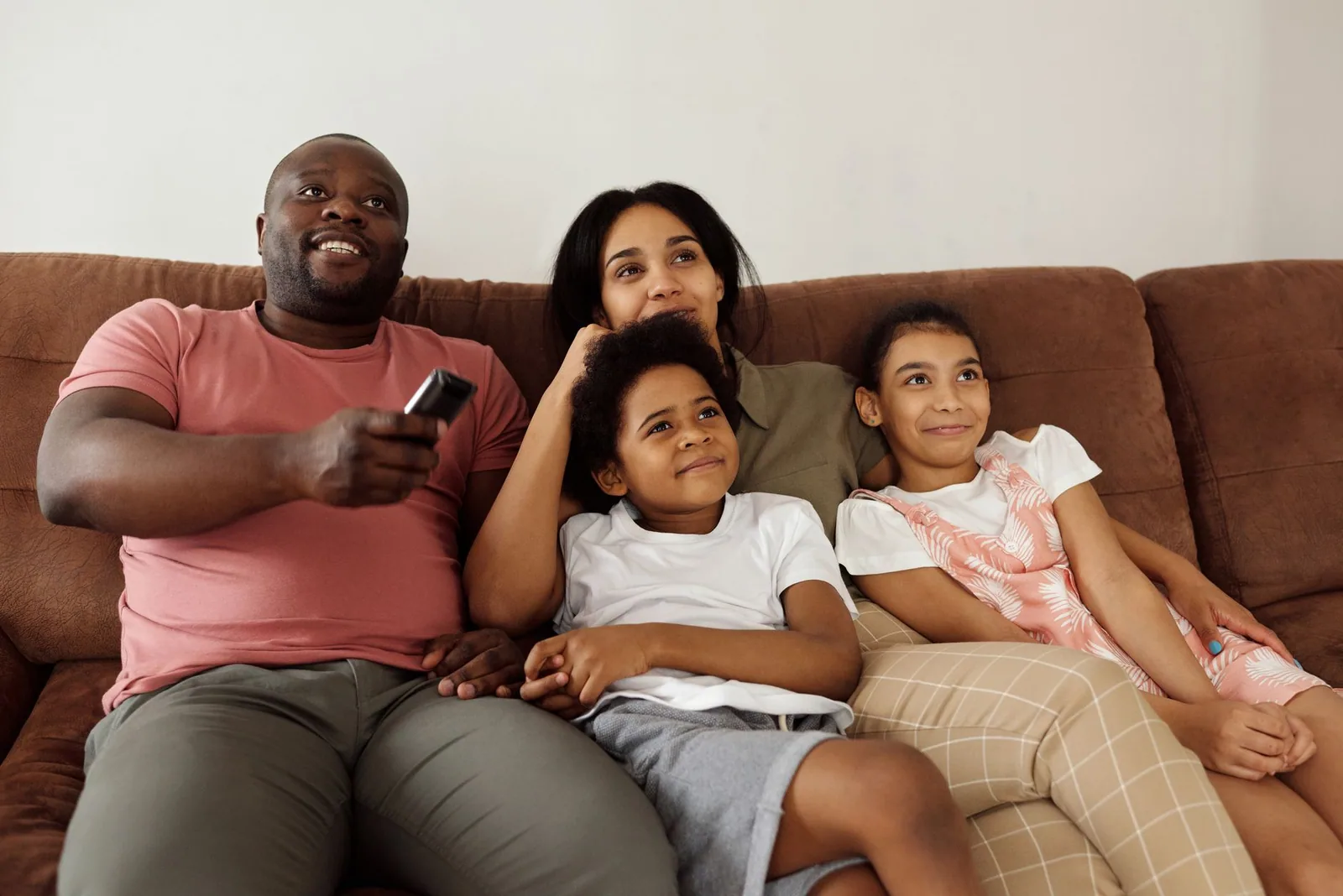 Familia viendo televisión en el salón