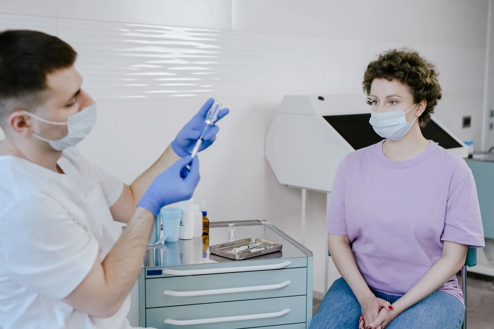 Médico aplicando vacuna a un niño