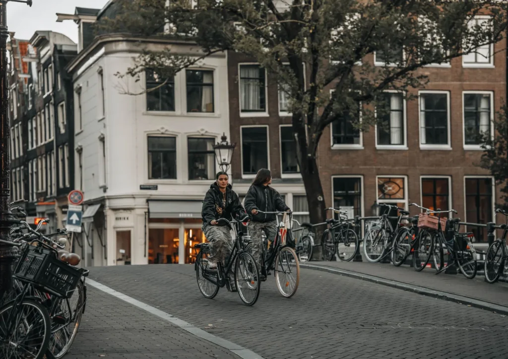Ciclistas en un canal típico del norte de Países Bajos