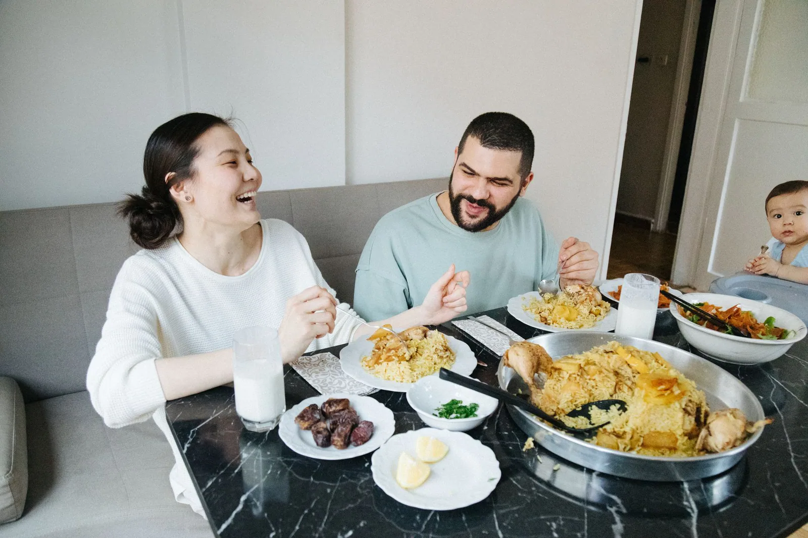 Familia expatriada disfrutando de una comida al aire libre