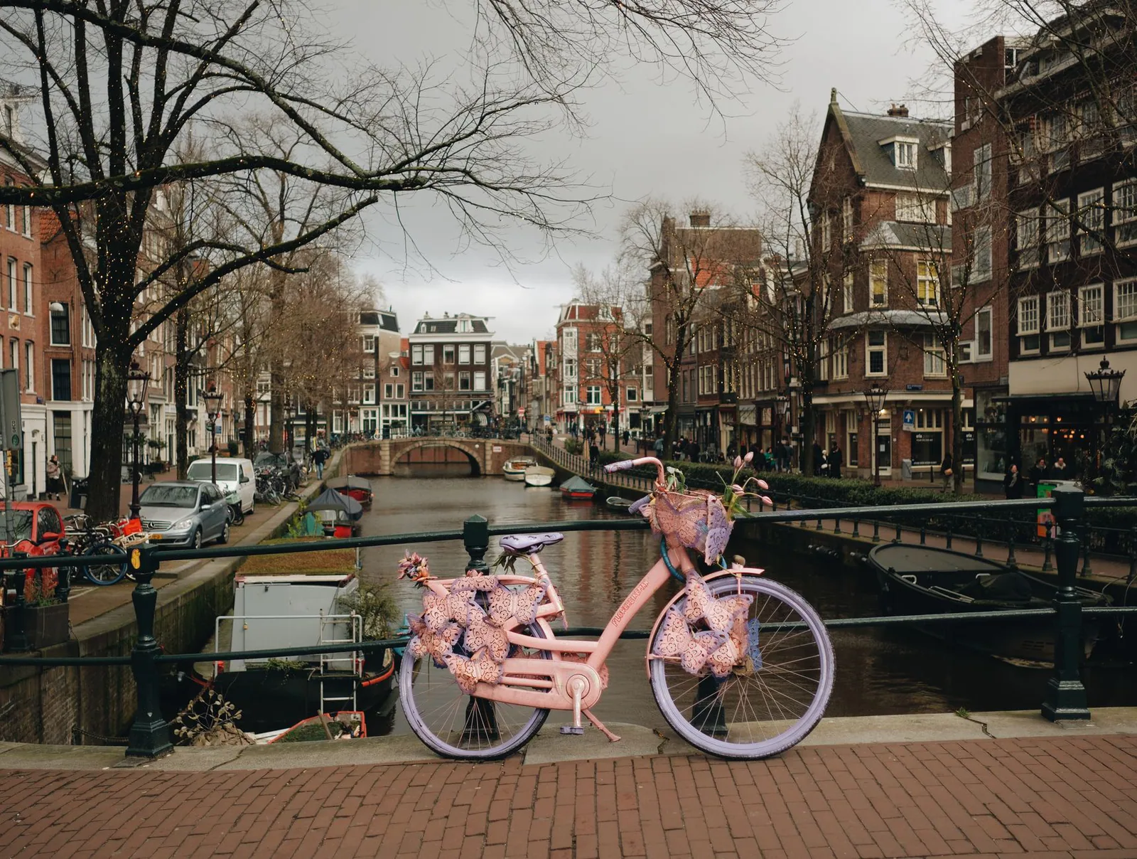 Ciclista en canal con casas típicas de Países Bajos