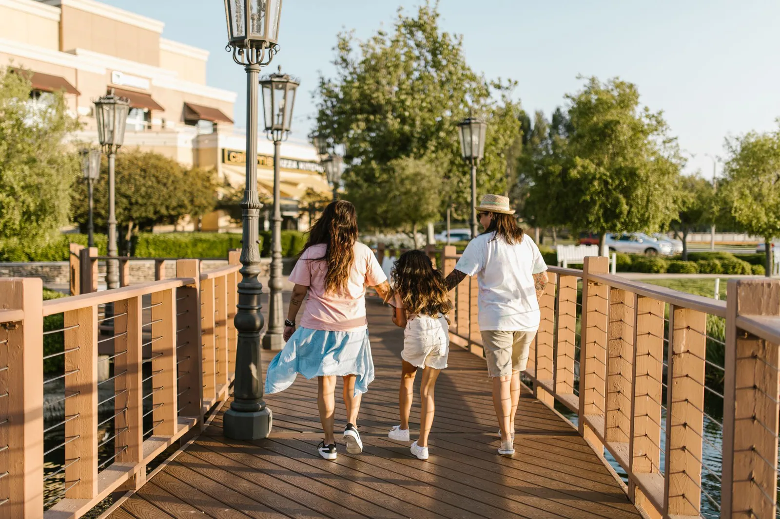 Familia caminando por la ciudad de Singapur