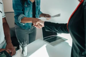 Ejecutivos firmando un contrato en un moderno edificio