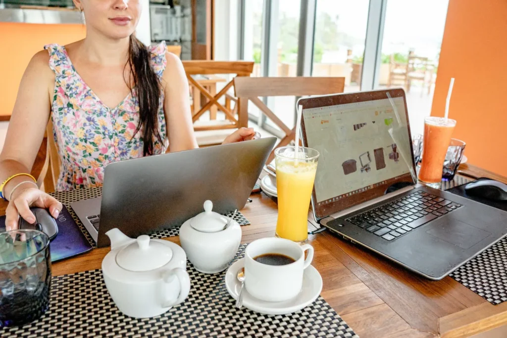 Nómada digital trabajando en un café de Bélgica