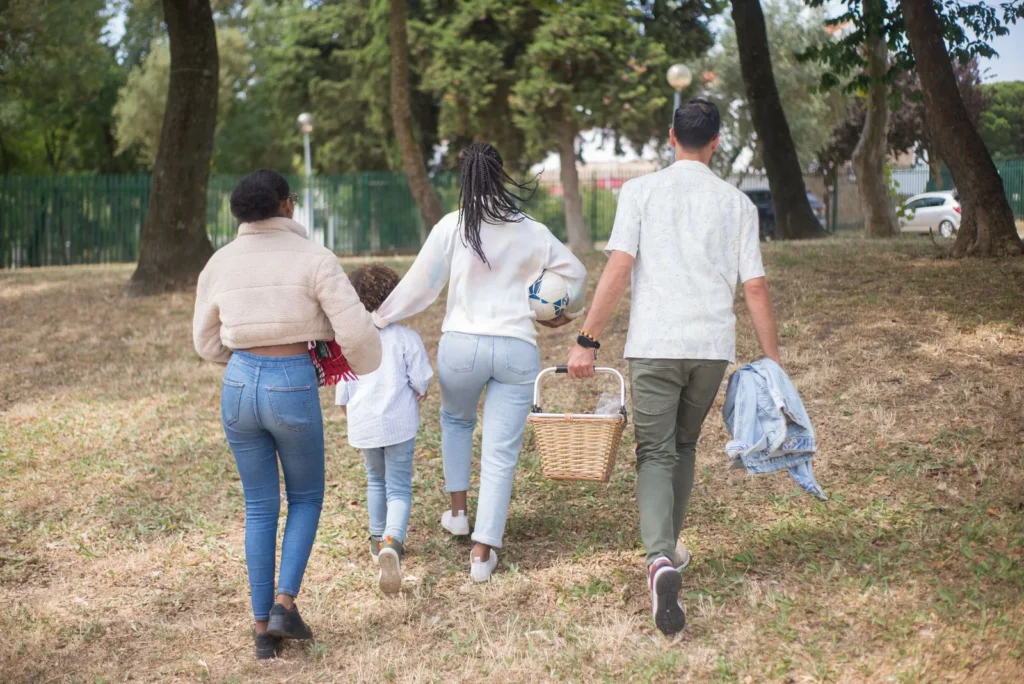 Familia caminando en un parque