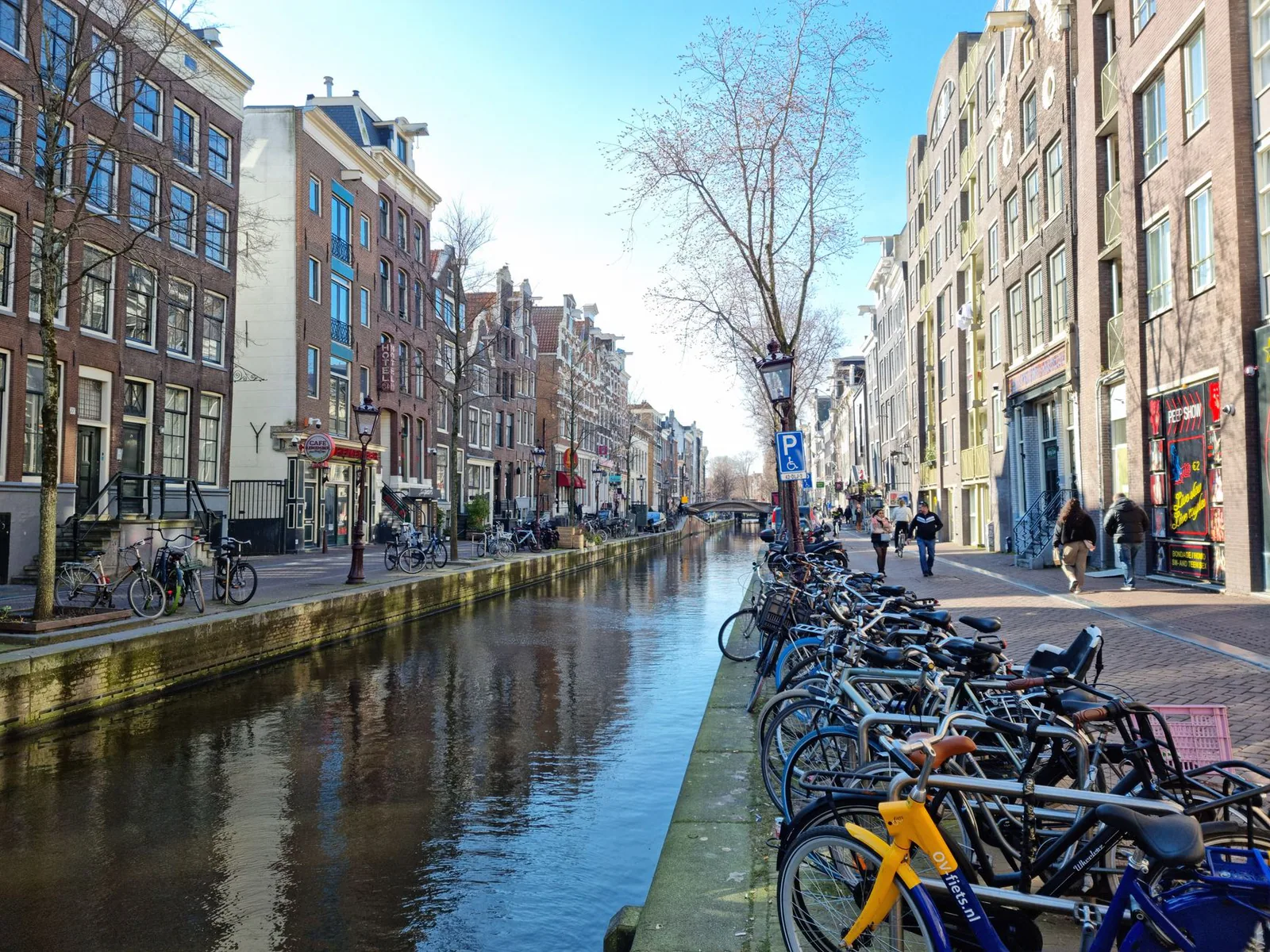 Calle con canales y bicicletas en Delft