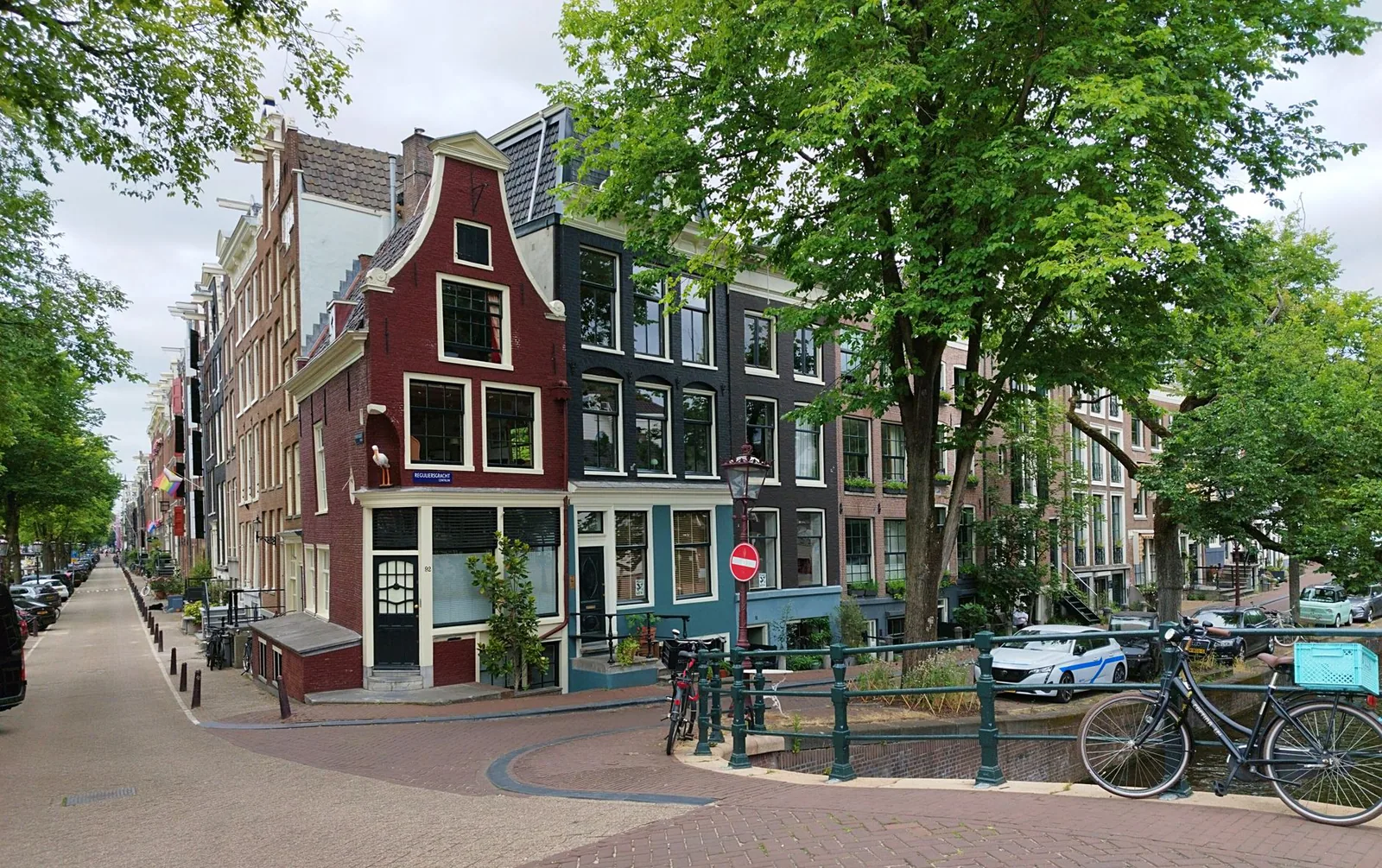 Casas tradicionales a lo largo del canal en Haarlem