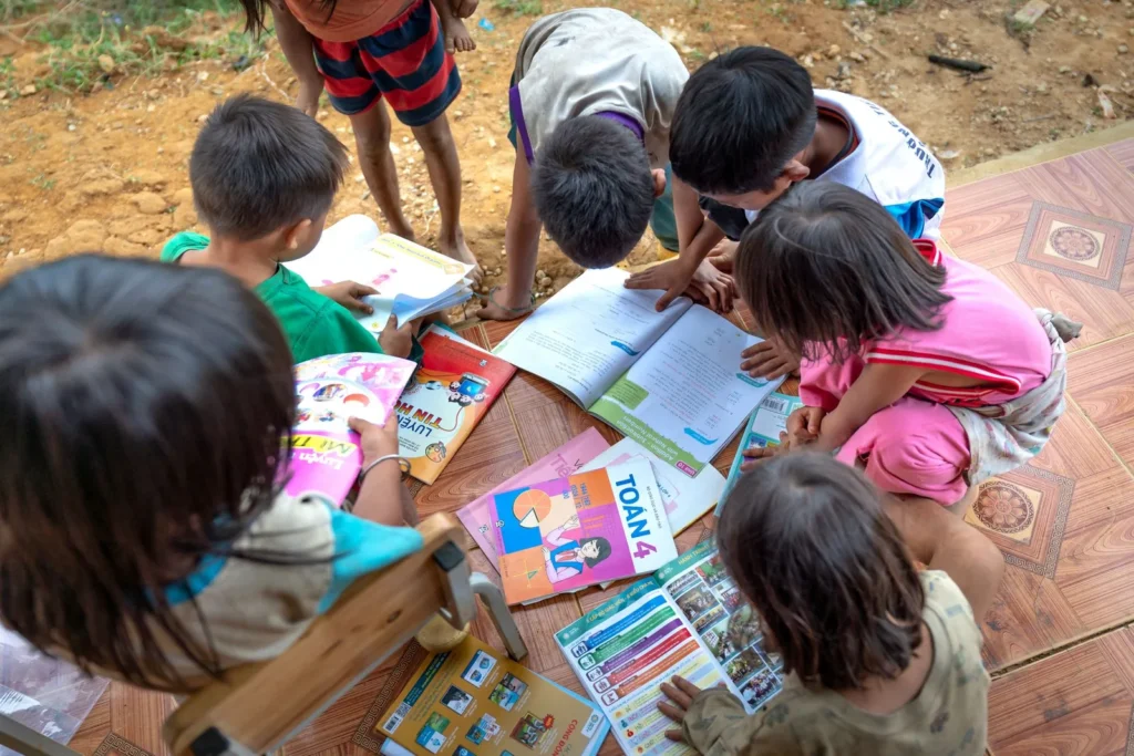 Niños aprendiendo alemán con juego de tarjetas en casa