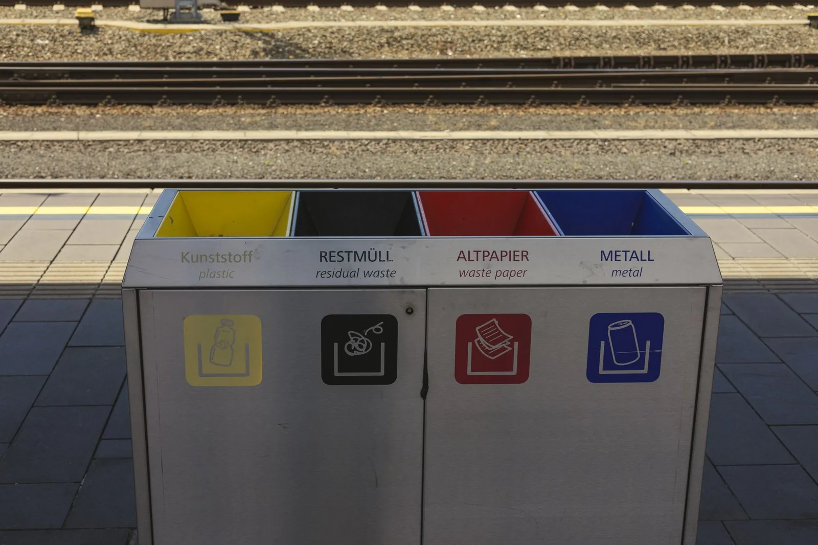 Estación de reciclaje en una calle suiza