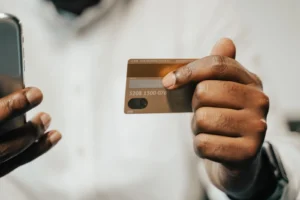 Persona usando app de banca móvil para transferencias internacionales