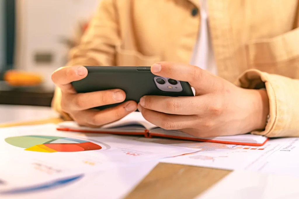 Persona consultando su teléfono con una aplicación