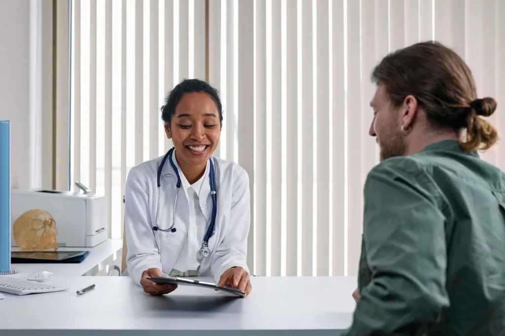 Mujer recibiendo consulta ginecológica en clínica