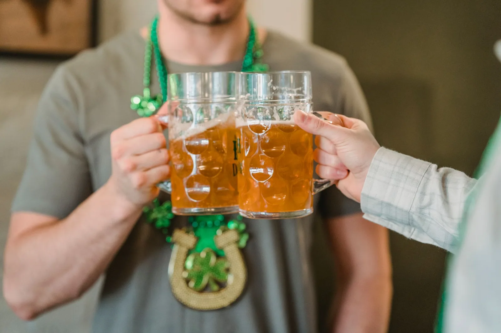 Personas brindando con cerveza en una taberna tradicional