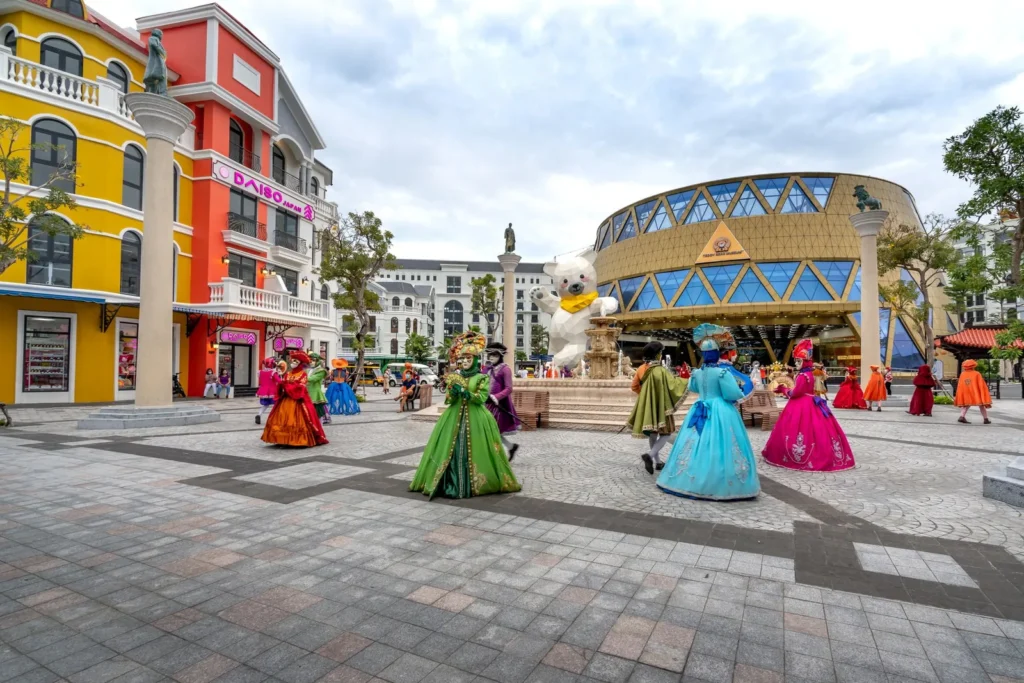 Plaza de la ciudad con gente celebrando feriado