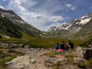 Familia con niños caminando por sendero de montaña en Suiza