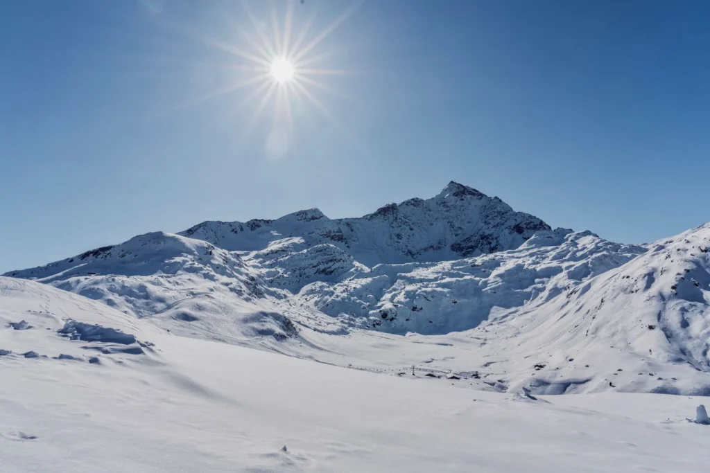 Paisaje alpino con nieve y cielo claro
