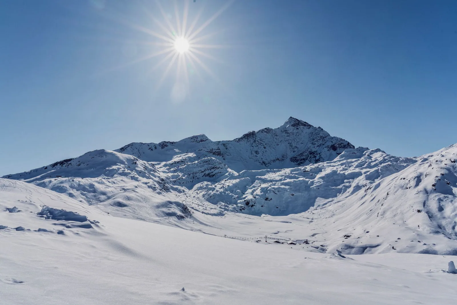 Paisaje alpino con nieve y cielo claro