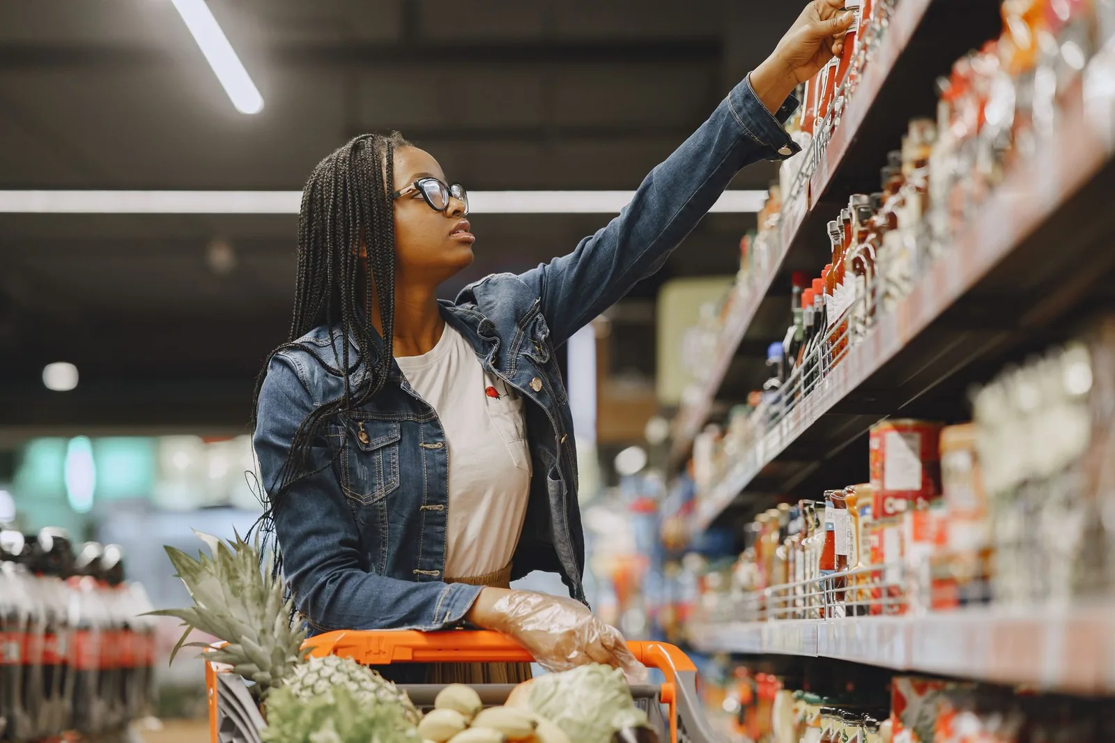 Pasillo de supermercado con alimentos y productos de consumo