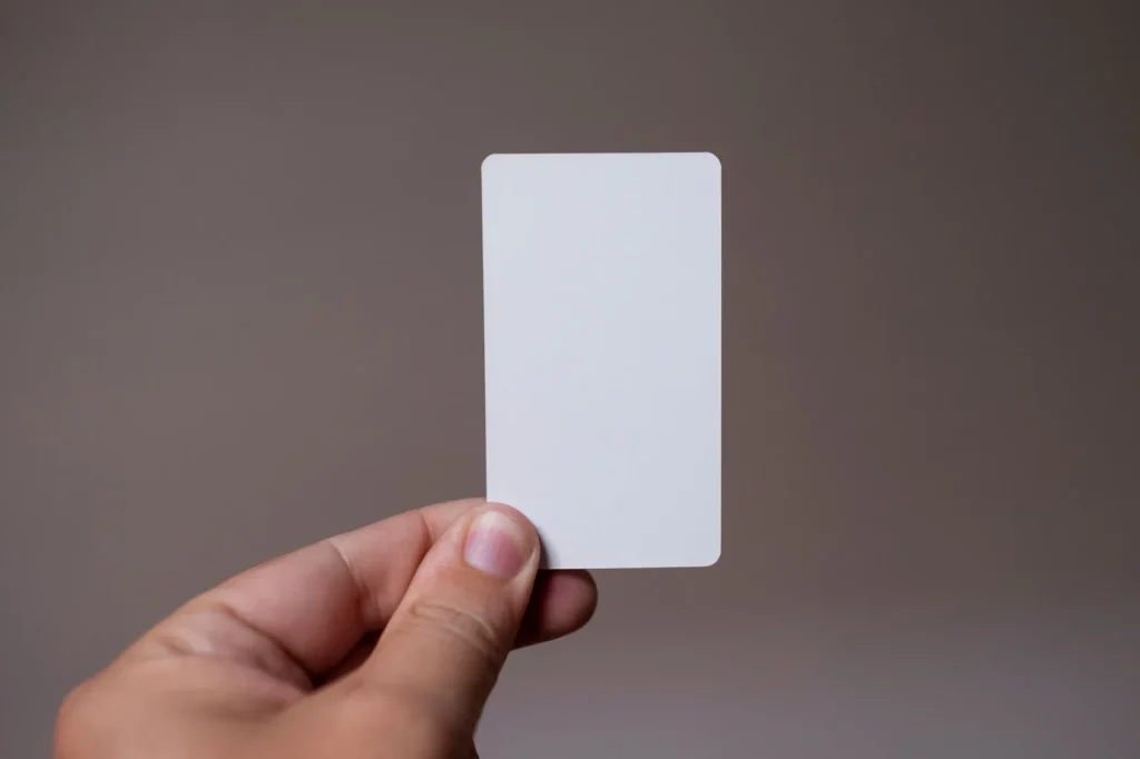 Mano insertando una tarjeta SIM en un teléfono