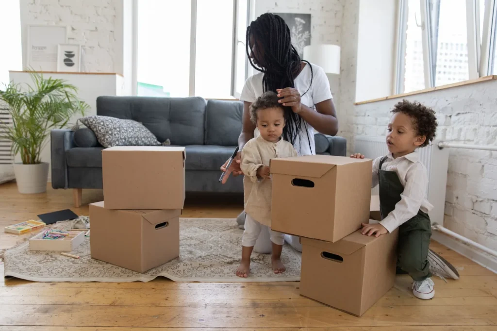 Familia empacando cajas de sus pertenencias en casa