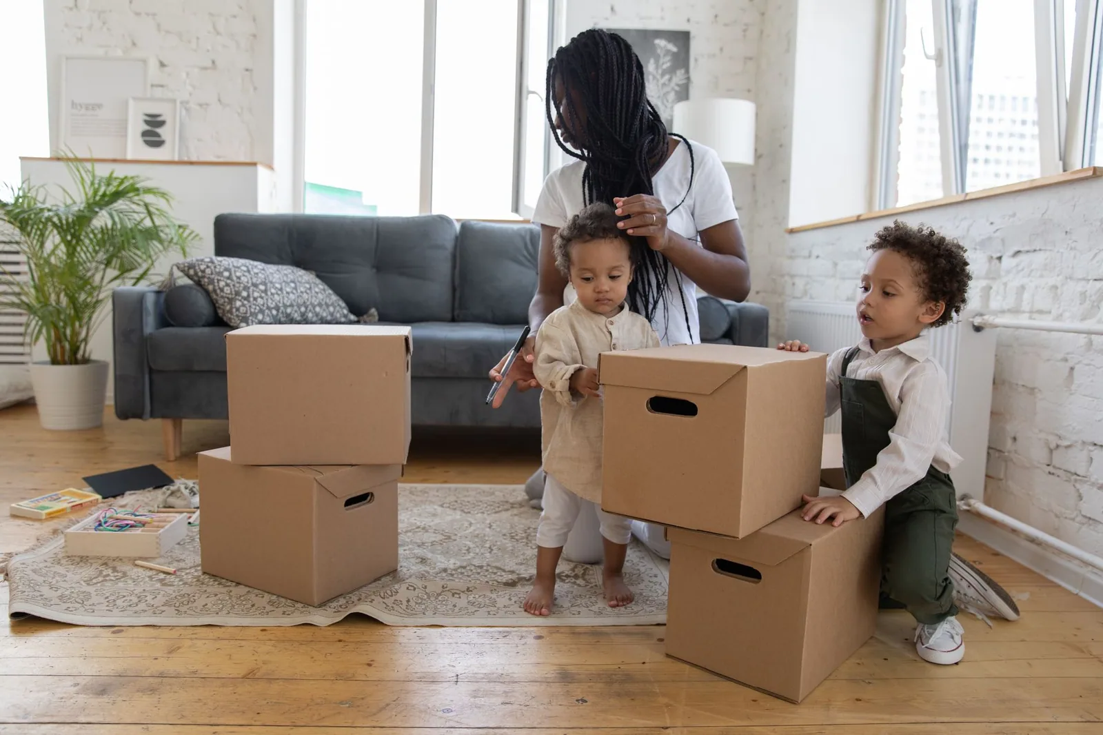 Familia empacando cajas de sus pertenencias en casa