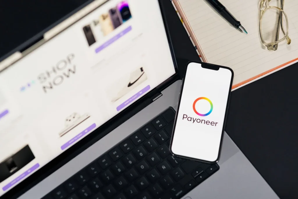 Usuario revisando la aplicación Wise en su teléfono móvil