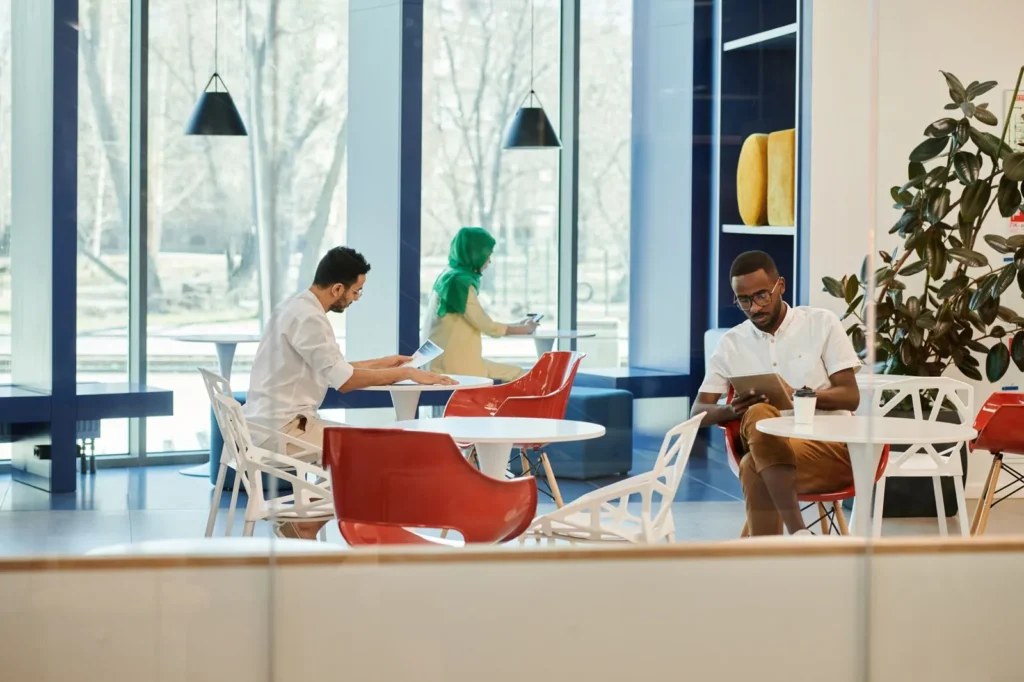 Grupo de expatriados conversando en una cafetería de Zurich