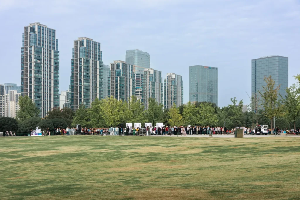 Grupo de expatriados conversando en un parque de Frankfurt