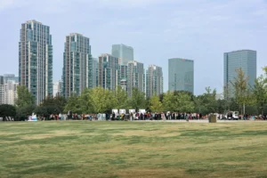 Grupo de expatriados conversando en un parque de Frankfurt
