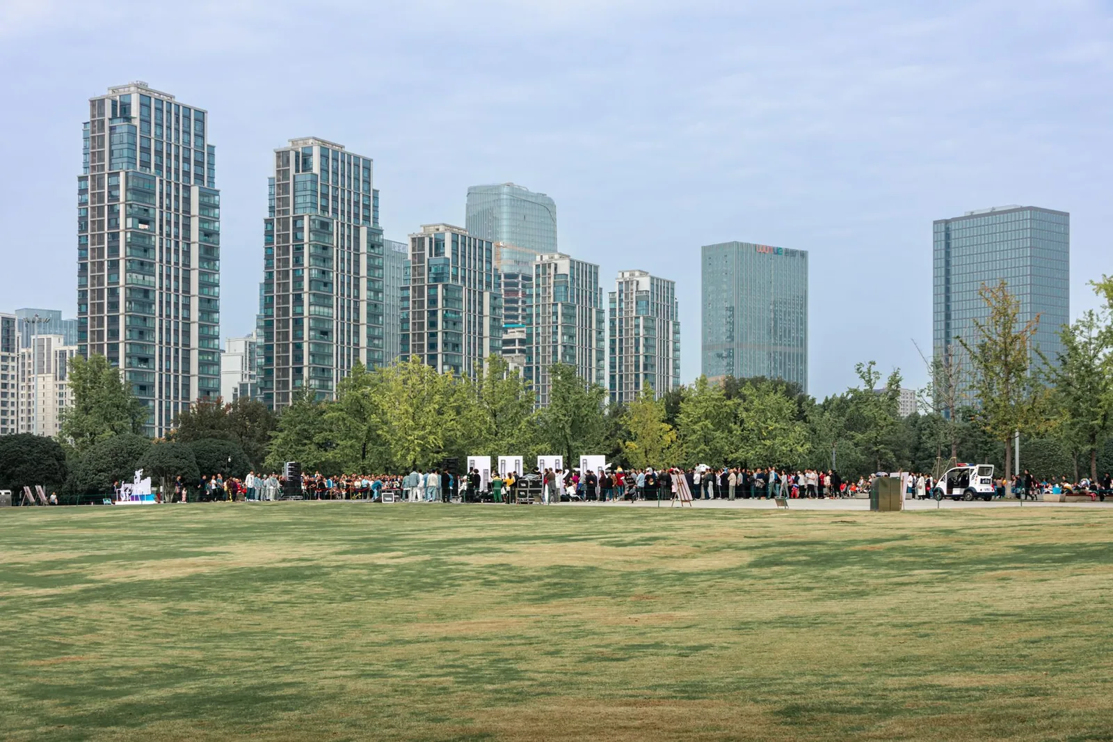 Grupo de expatriados conversando en un parque de Frankfurt