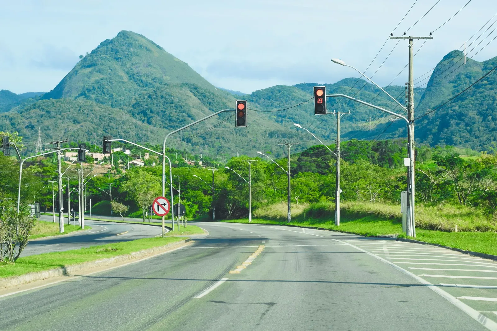 Coche circulando en carretera de montaña