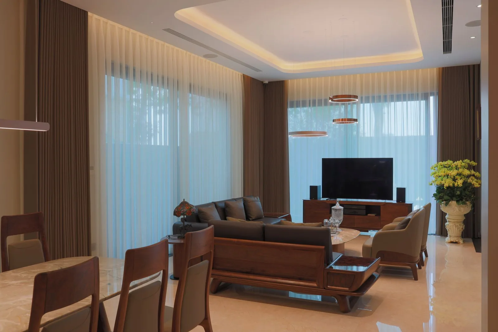 Sala de estar con televisor y router conectados