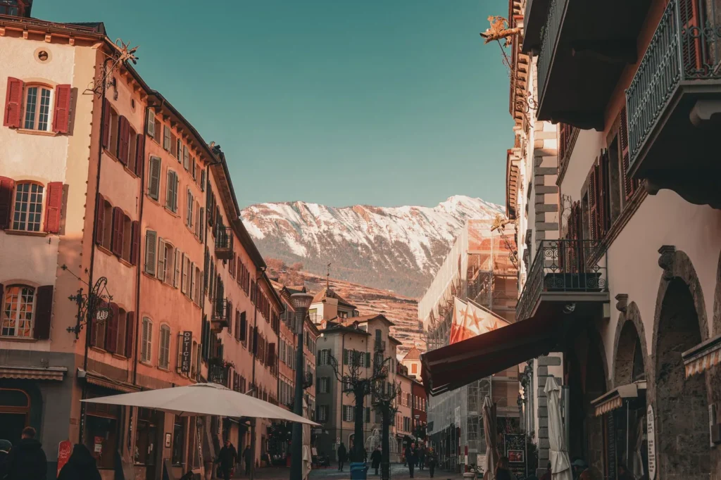 Mercado callejero en una ciudad alpina