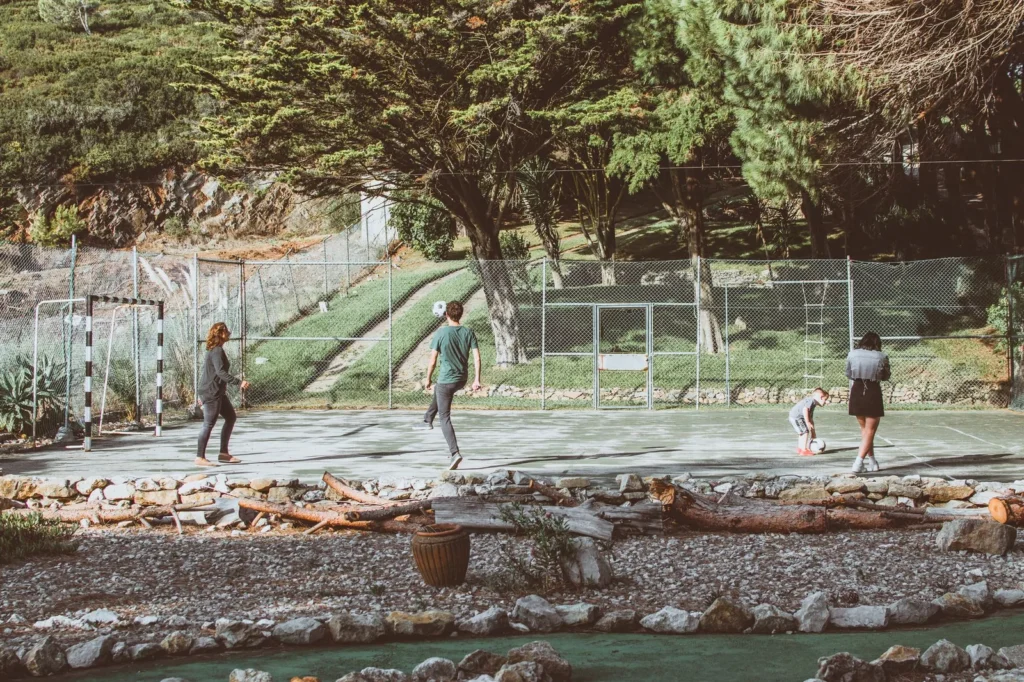 Jugadores de fútbol compitiendo en un estadio al aire libre