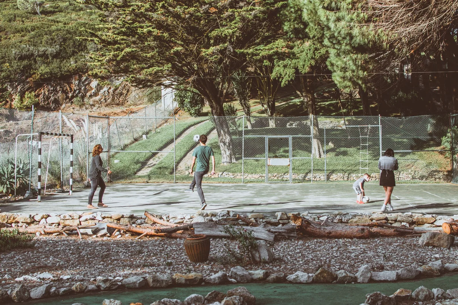 Jugadores de fútbol compitiendo en un estadio al aire libre
