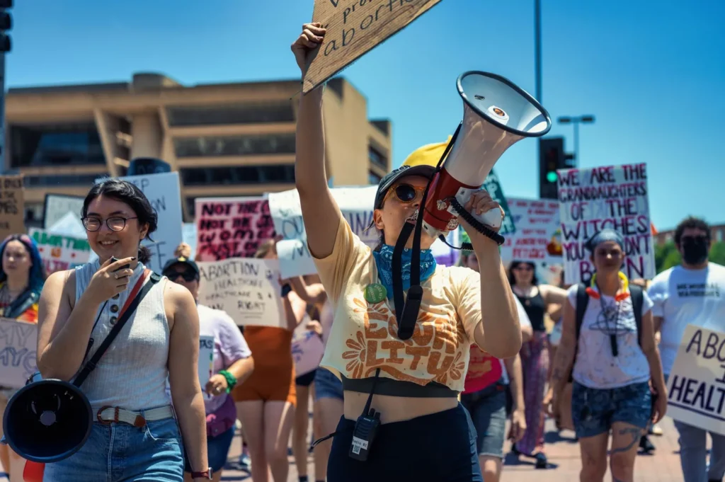 Mujeres protestando contra el sexismo en una calle