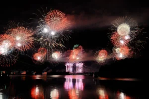 Fuegos artificiales sobre un lago en la noche