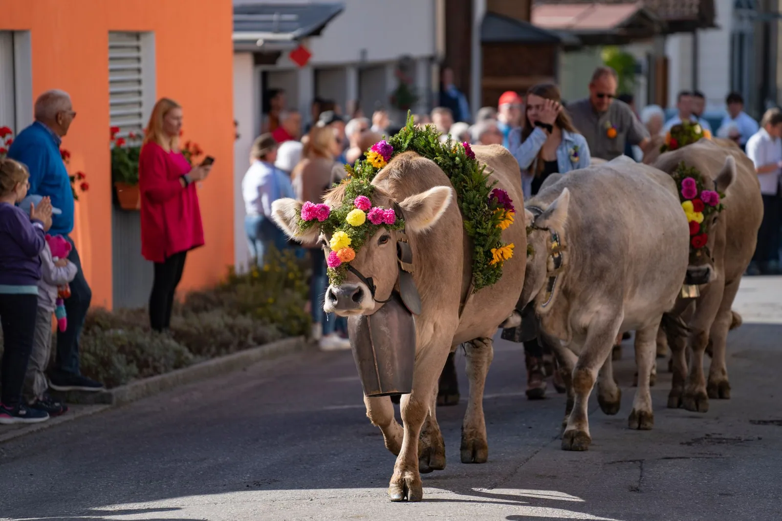 Celebración festiva en un pueblo alpino suizo
