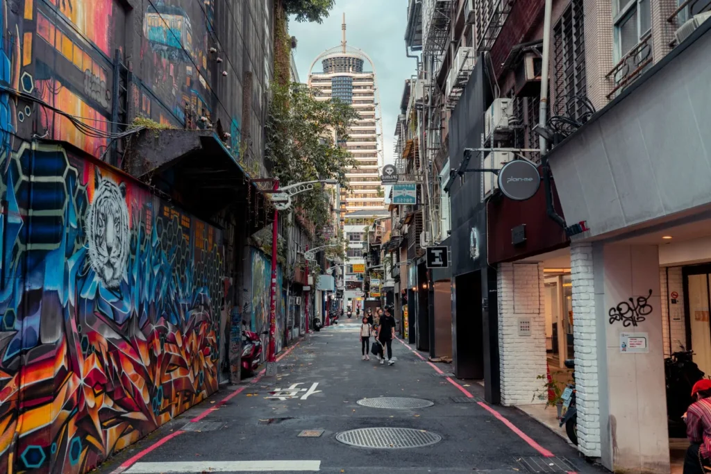 Calle suiza con gente de diversas nacionalidades