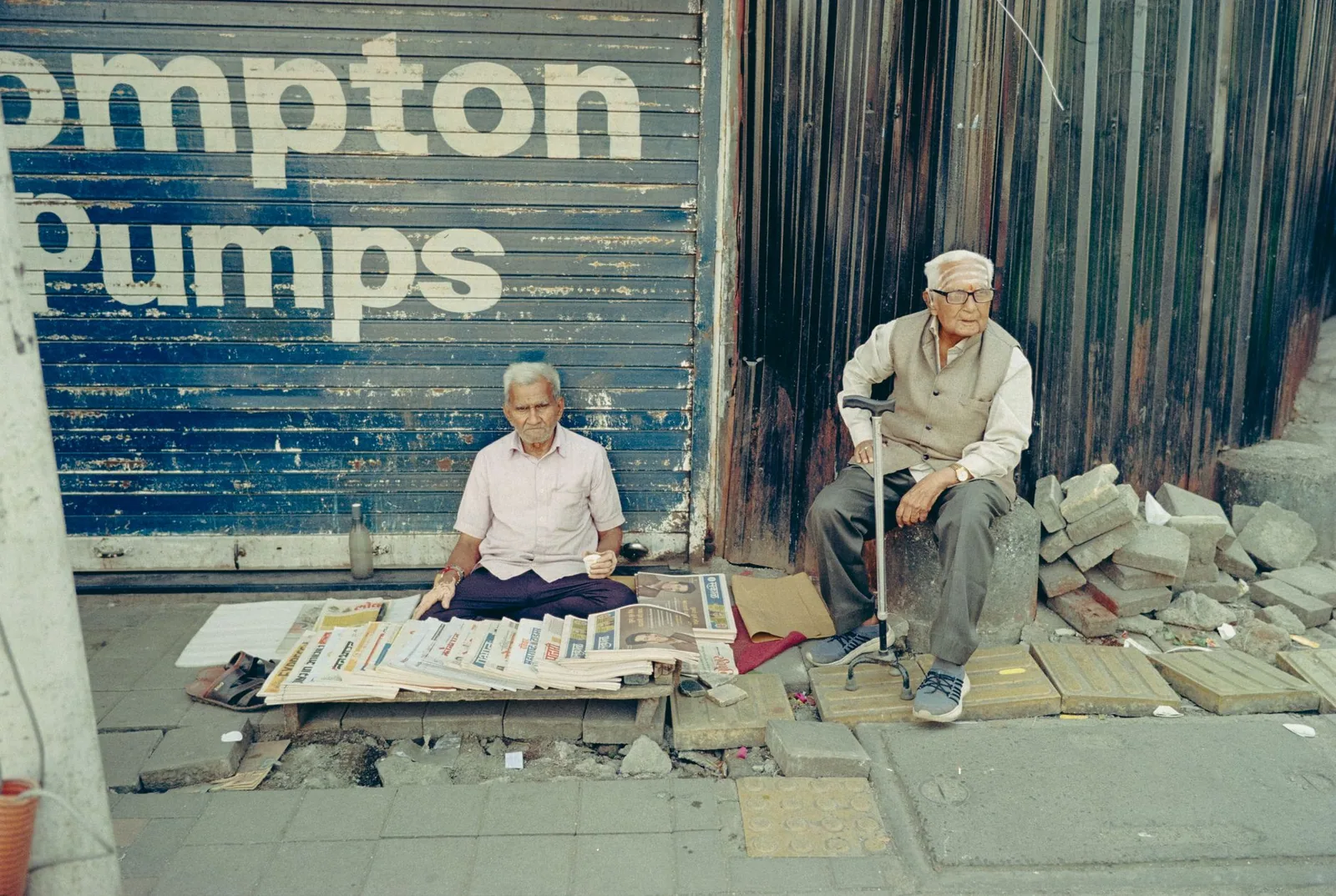 Persona leyendo un periódico en una esquina de la ciudad suiza