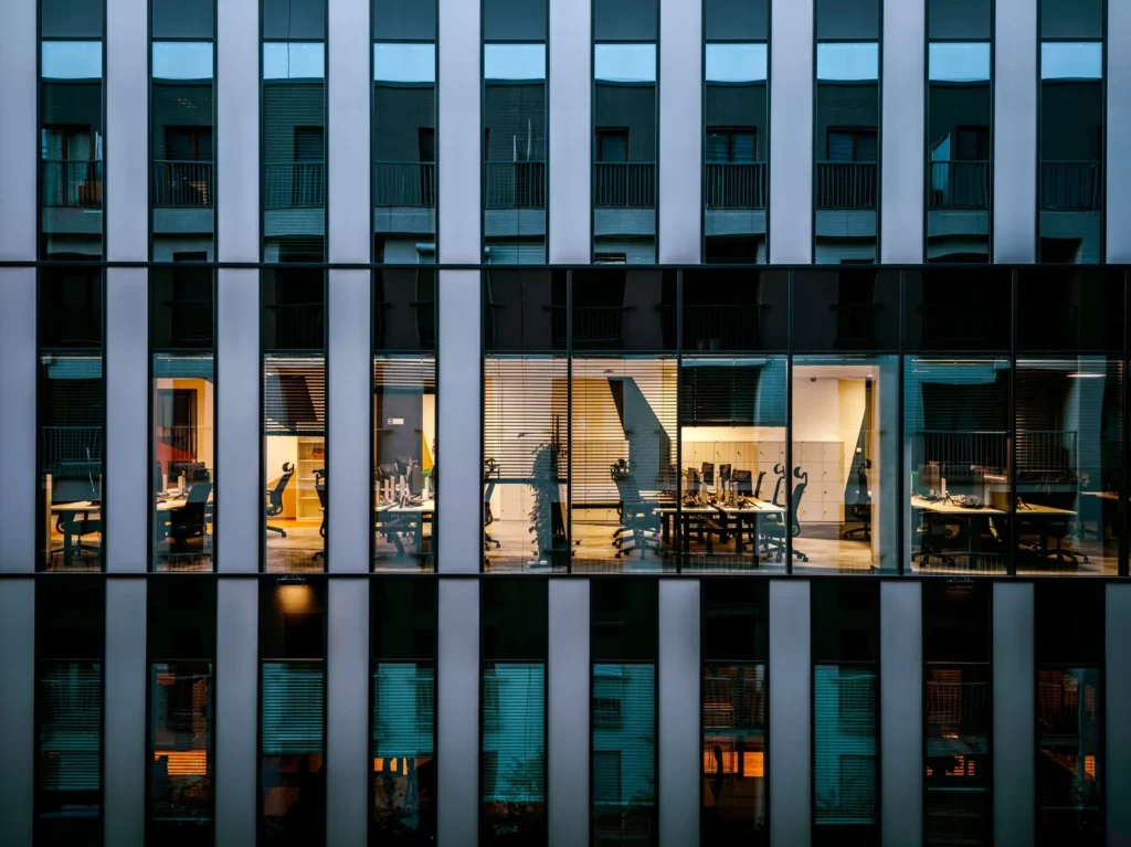 Edificio corporativo suizo con oficinas y empleados trabajando