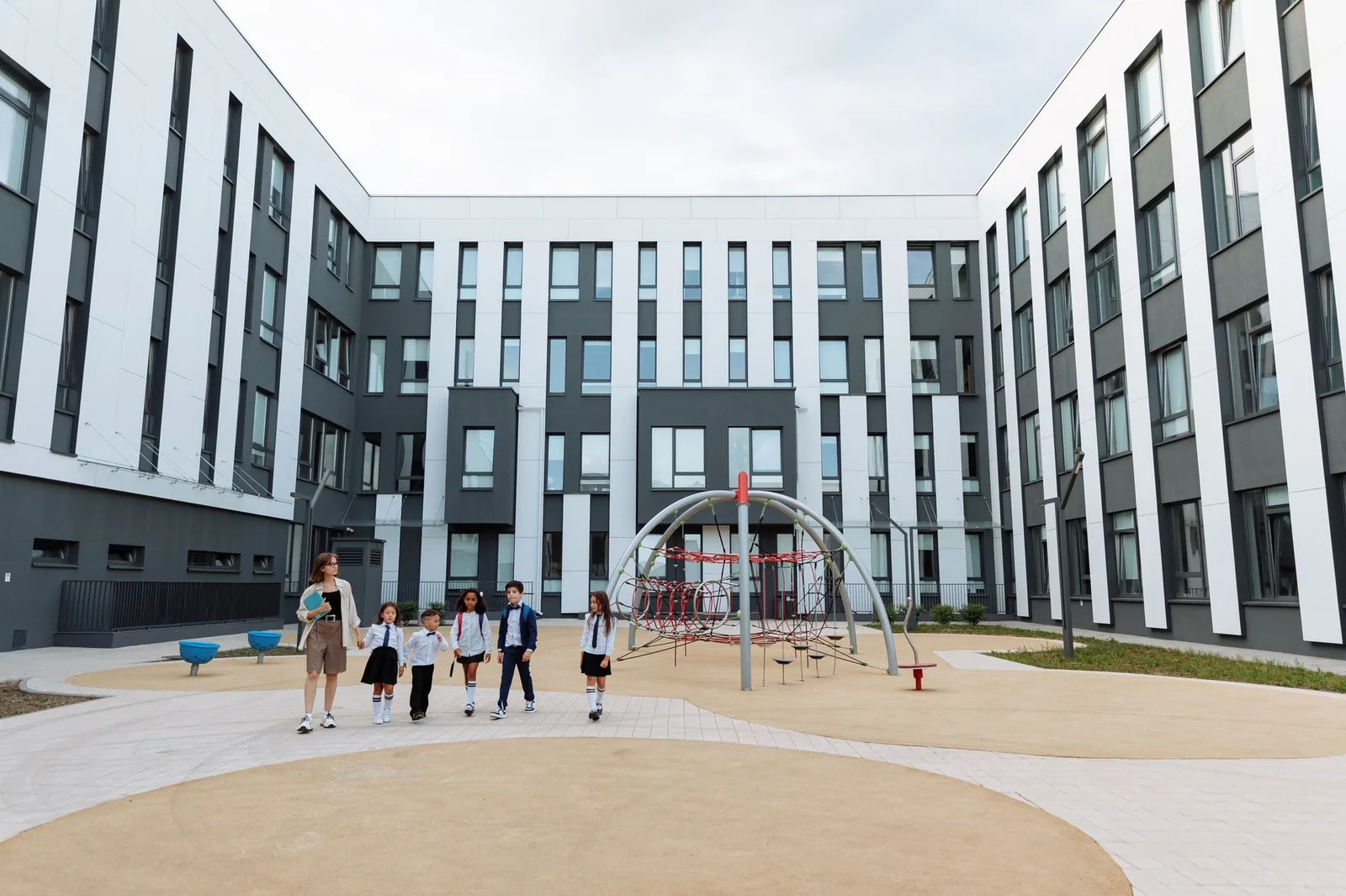 Estudiantes en el patio de una escuela de internado suiza