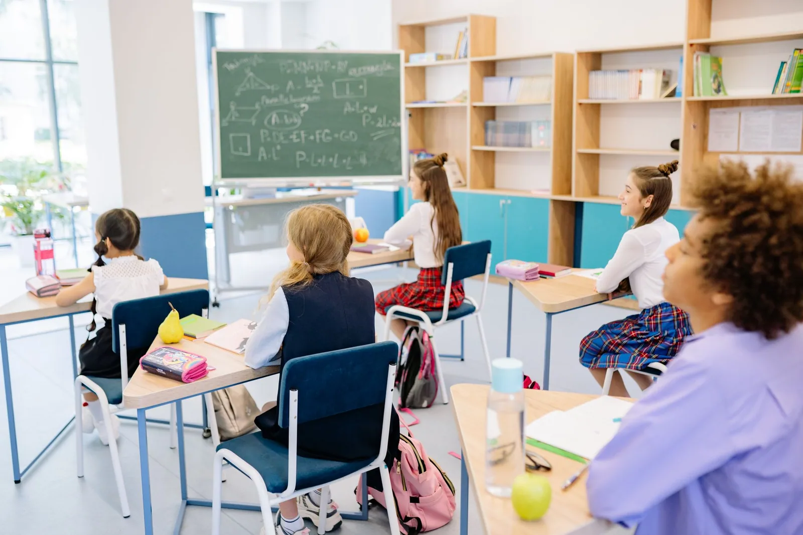 Aula de primaria con niños aprendiendo al día