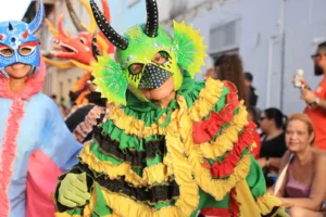 Desfile de Fasnacht con disfraces y máscaras en Suiza
