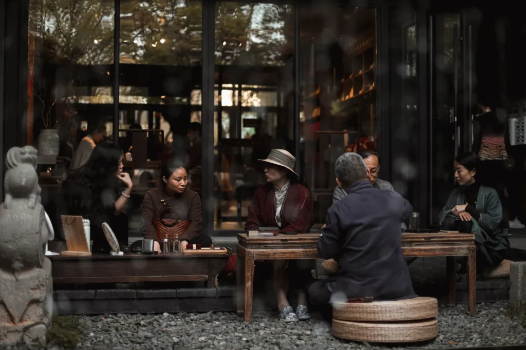 Persona conversando en cafetería con frases en alemán