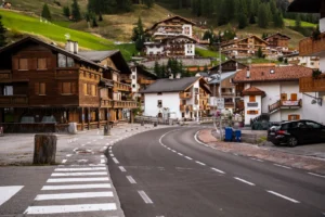 Pueblo alpino con casas de madera y montañas al fondo