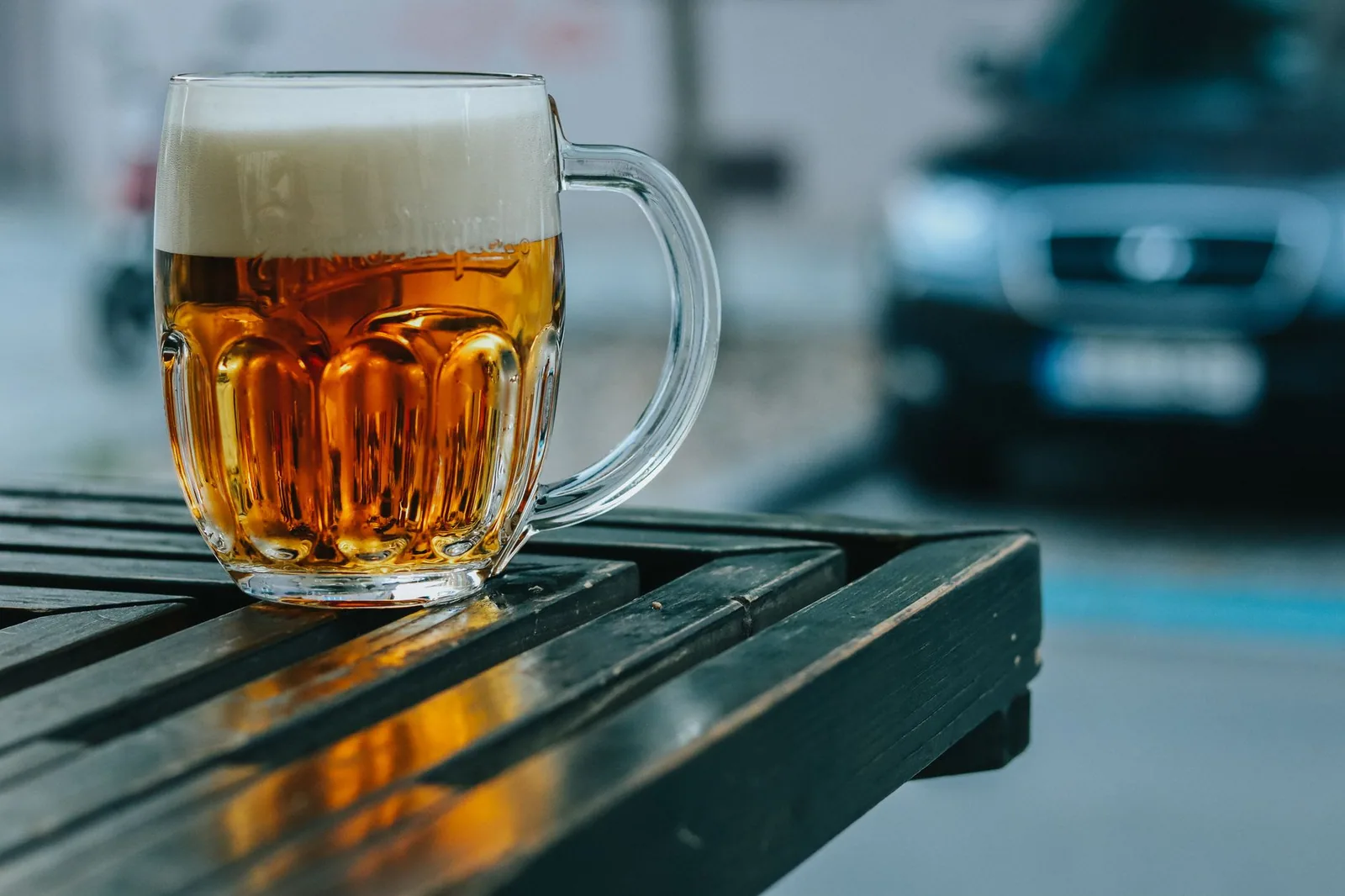 Mesa con cervezas alemanas en una terraza