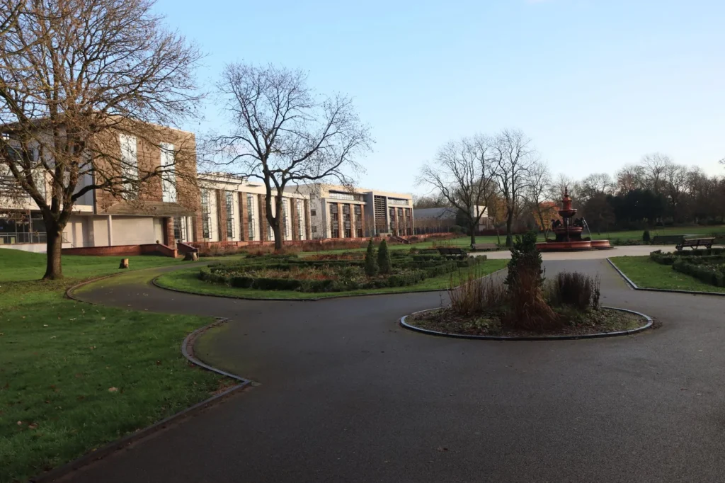 Parque urbano con fuente en el centro de Bern