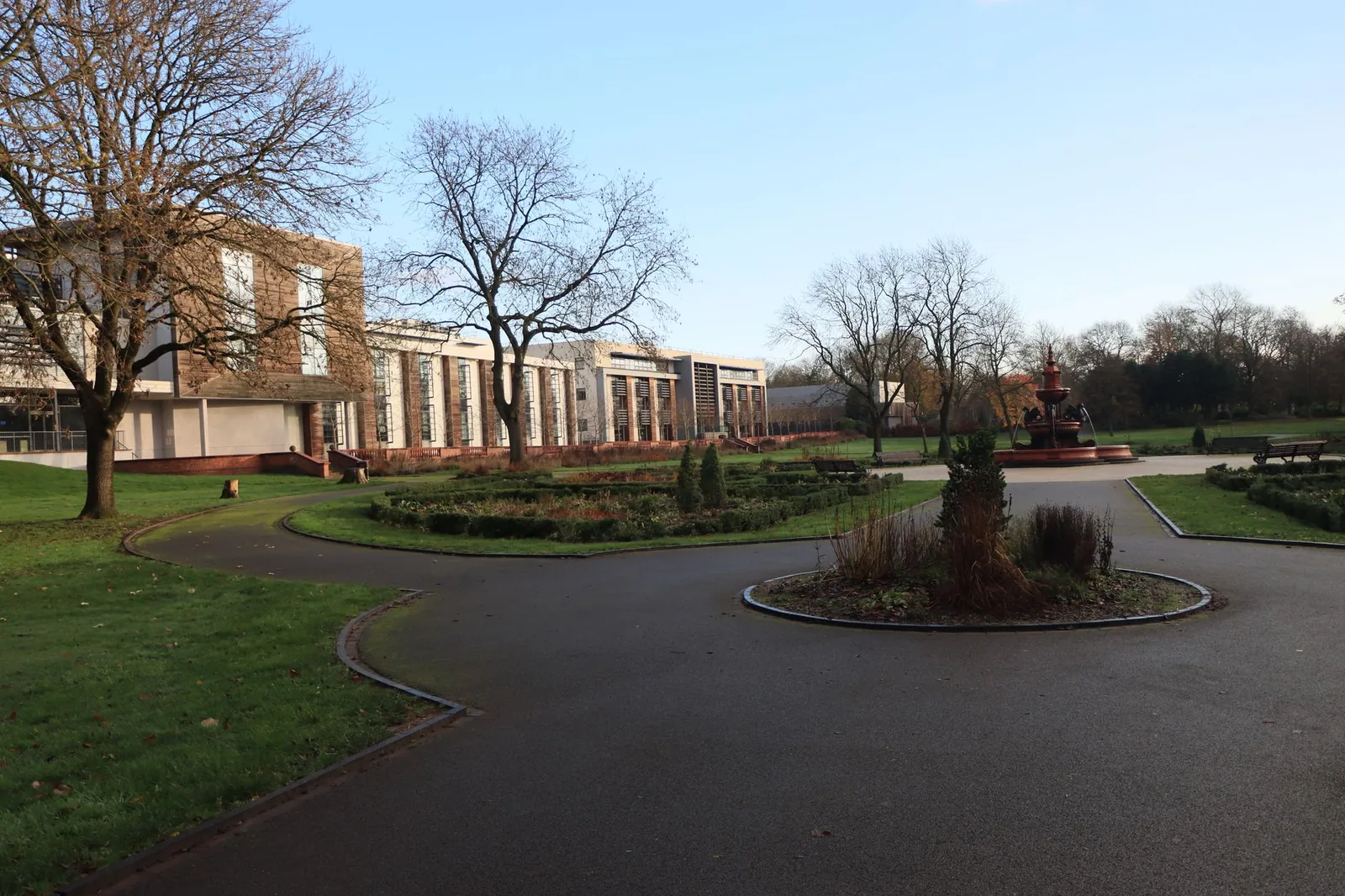 Parque urbano con fuente en el centro de Bern